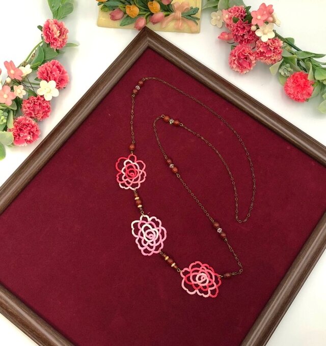 薔薇のロングネックレスの画像1枚目