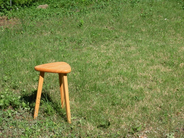 けやきの三角スツール(46㎝、木地色、でこぼこ)の画像1枚目