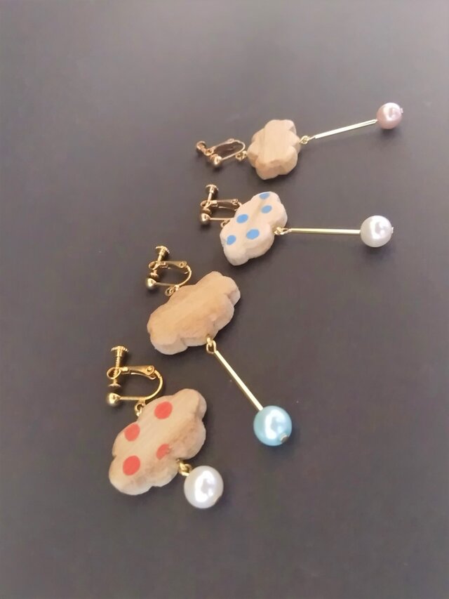 木彫り イヤリング 《雲雫》 各1個売りの画像1枚目