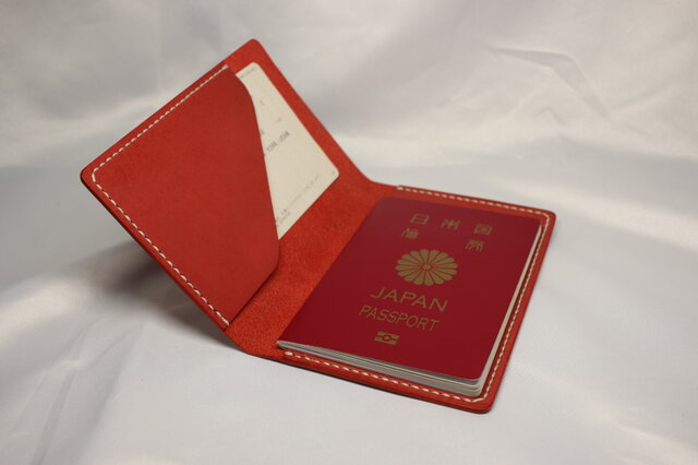 ヌメ革 手縫いのパスポートケース（レッド色）の画像1枚目