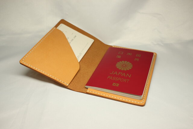 ヌメ革 手縫いのパスポートケース（オレンジ色）の画像1枚目