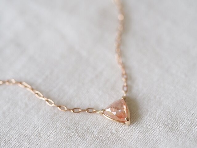 Peach Triangle Diamond Necklaceの画像1枚目