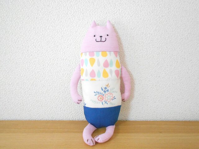 ピンクのしましま猫の画像1枚目