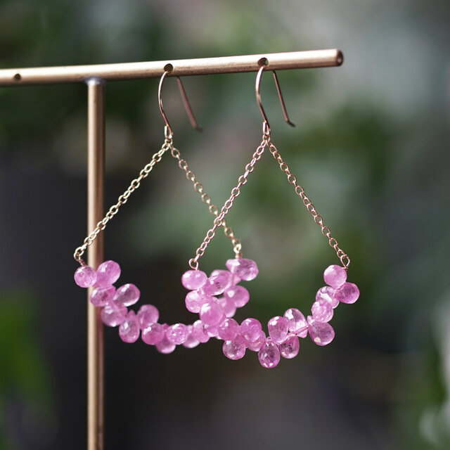 K18小粒のピンクサファイアによる萩の花ピアス ~Bush cloverの画像1枚目