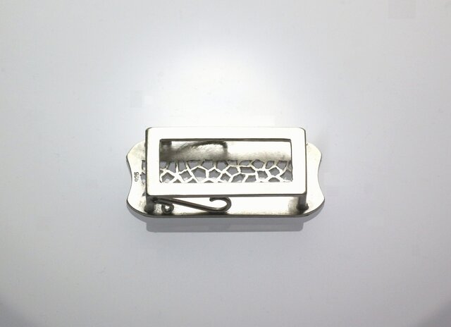 帯留め 彫りと透かし模様の銀細工 | iichi 日々の暮らしを心地よくする