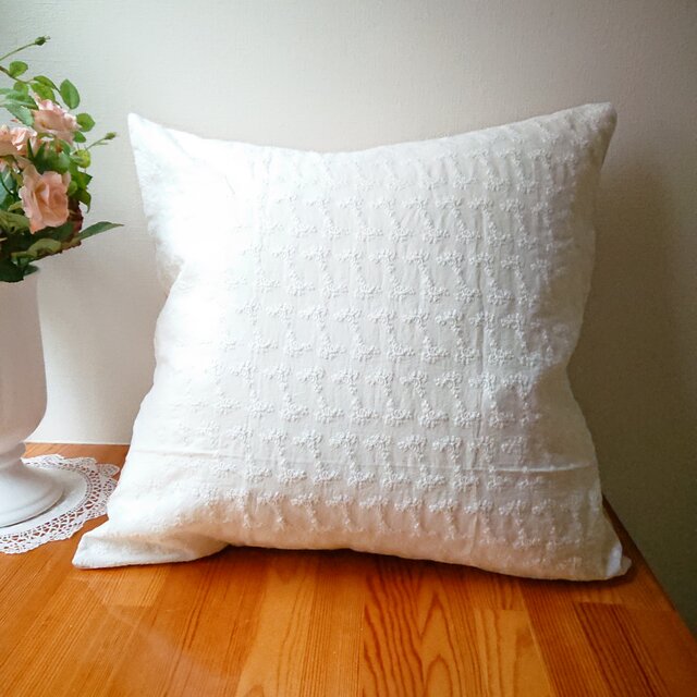 白い薔薇刺繍クッションカバー45cm×45cmの画像1枚目