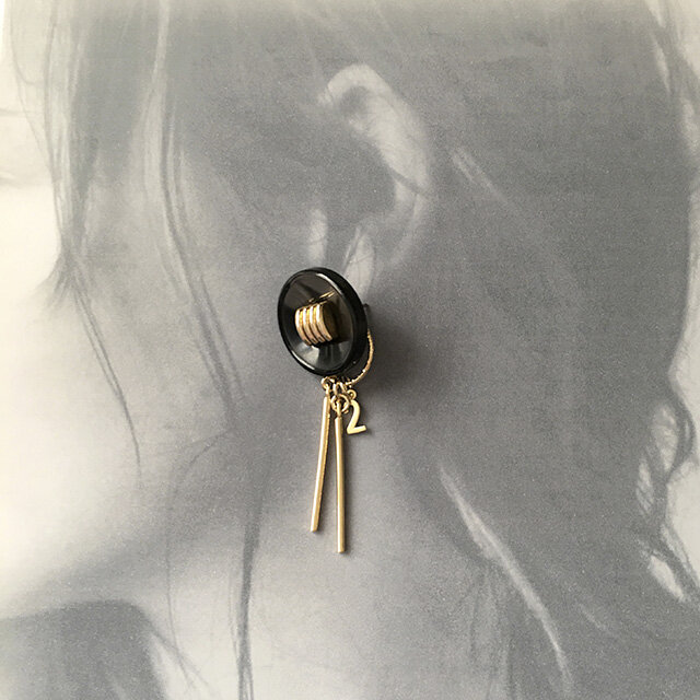 べっ甲 2way ピアス 数字 ナンバー アシンメトリー チャコール 数秘の画像1枚目