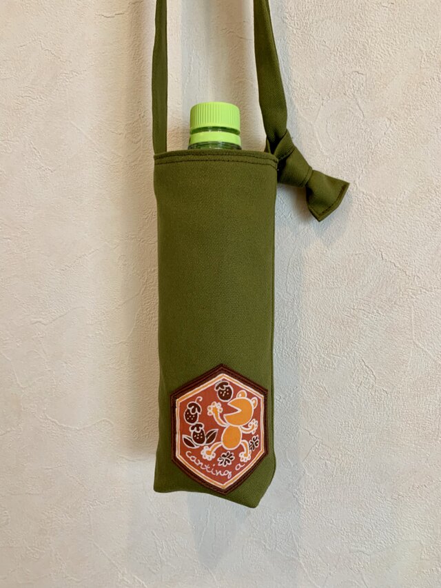 手描き手染めバティックポケットのポシェット型ボトル入れ〜カエルといちごのろうけつ染〜の画像1枚目