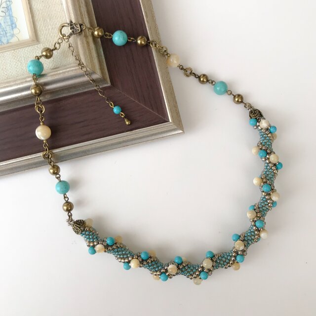 【Atelier Amie】送料無料 ジュエリークロッシェネックレス 天然石ターコイズ×マザーオブパールの画像1枚目