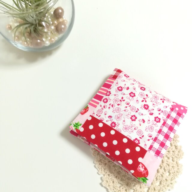 ◆コンパクトサイズ◆いちごとお花のパッチワーク【赤】サニタリーケース ナプキンケース ナプキン入れの画像1枚目