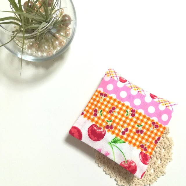 ◆コンパクトサイズ◆チェリーパッチワーク サニタリーケース ナプキンケース ナプキン入れの画像1枚目