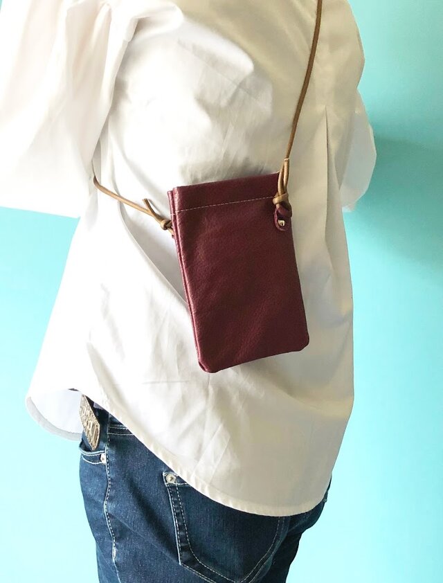 秋色でお出かけ スマホ ポシェット ちょっとだけ 本革 シュリンク ボルドーの画像1枚目