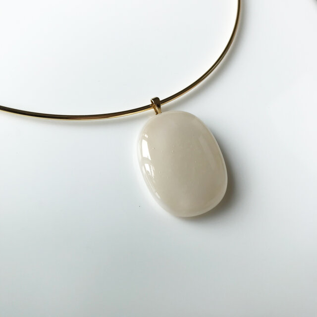 Glass necklace beige 01 の画像1枚目