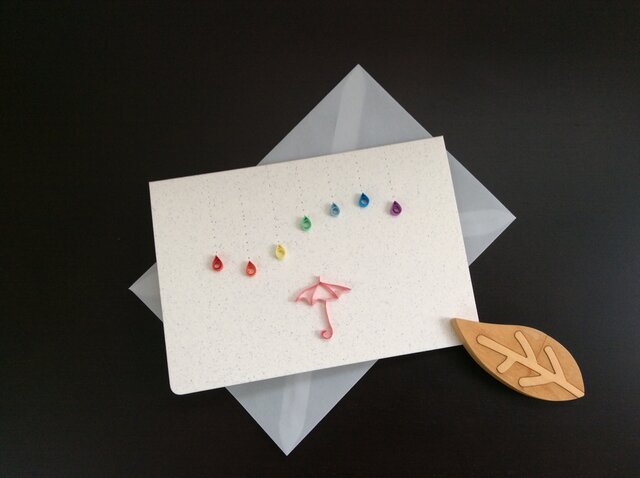 【展示品】飾れるグリーティングカード★虹色の雨★ペーパークイリングの画像1枚目