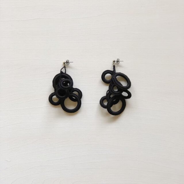 サークルピアス (M)クロ 両耳用の画像1枚目