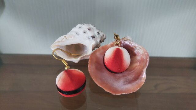 伝統の茜染 シルクピアス ぷるの画像1枚目