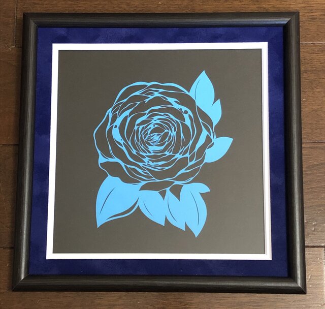 額装済み切り絵作品・青薔薇の画像1枚目