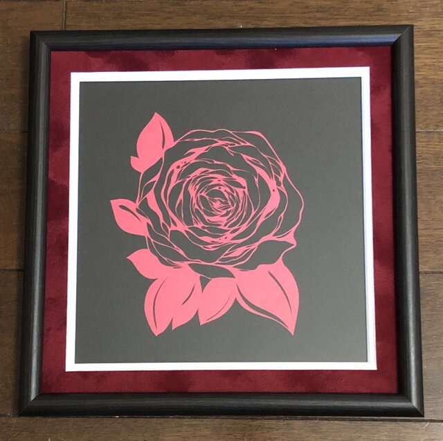 額装済み切り絵作品・赤薔薇の画像1枚目