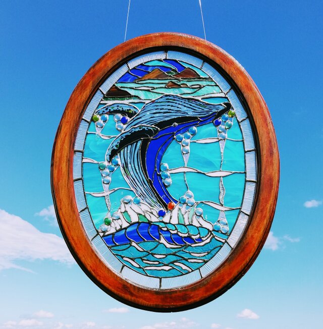 【迫力! 海上をジャンプするザトウクジラステンドグラス】❇️いつもお部屋でウォッチできる迫力のブルーチングクジラ、壁掛けの画像1枚目