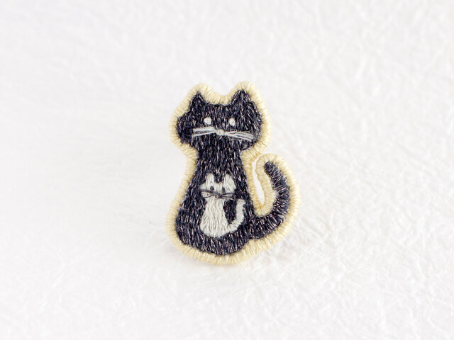 黒猫白猫のモノトーン刺繍ブローチの画像1枚目