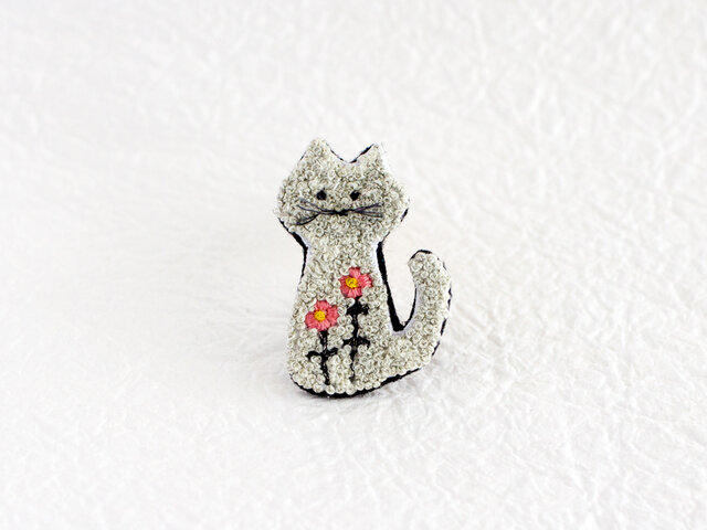 もじゃもじゃ猫の刺繍ブローチ(blossom)の画像1枚目