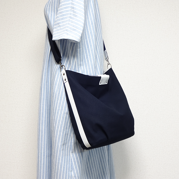 帆布の楕円底ショルダーバッグ(紺色×白革)☆受注製作☆の画像1枚目