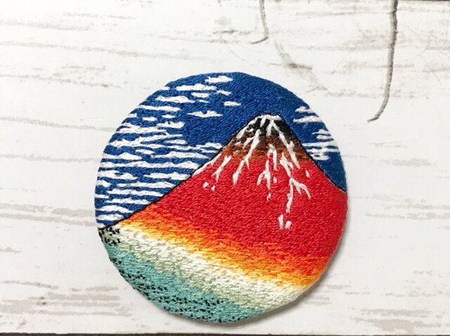 手刺繍浮世絵ブローチ*葛飾北斎「冨嶽三十六景 凱風快晴」よりの画像1枚目