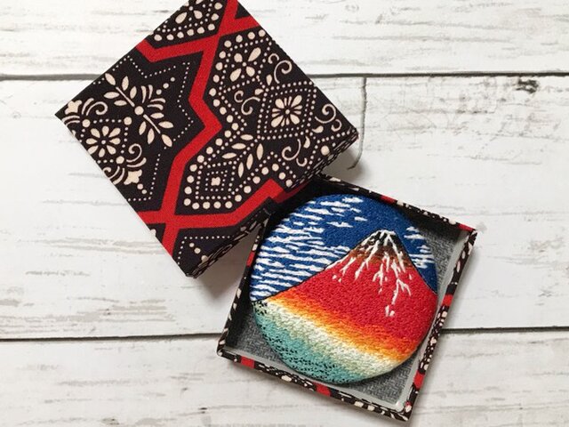 手刺繍浮世絵ブローチ＊葛飾北斎「冨嶽三十六景 凱風快晴」より