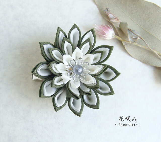 つまみ細工 緑と白のお花のブローチ&髪留めの画像1枚目