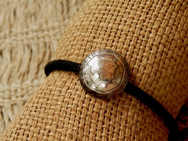 #H105 UK coin Hair Elasticの画像1枚目