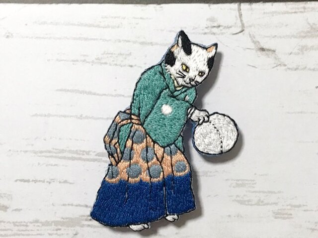 手刺繍浮世絵ブローチ*歌川国芳「流行猫の曲手まり」よりの画像1枚目