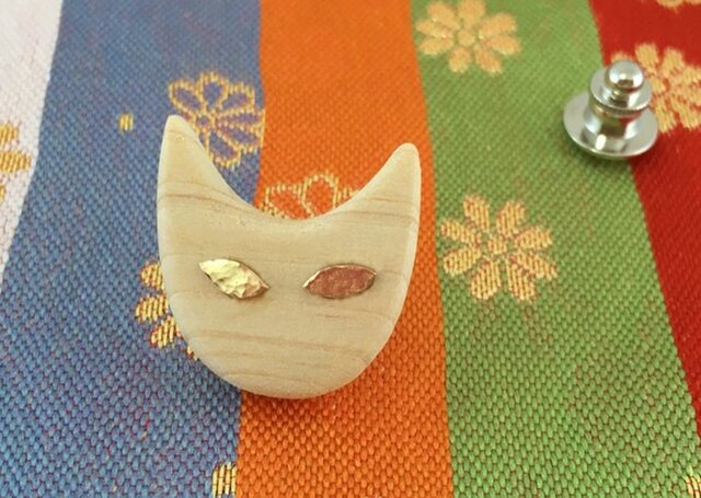 猫フェイス◇ 青森ヒバ◇木製ピンバッジ/タイタックの画像1枚目