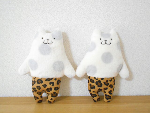 ヒョウ柄パンツのぶちねこの画像1枚目