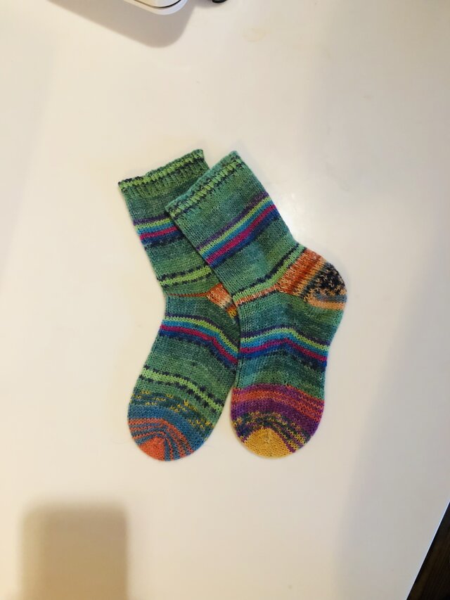 No.136料込手編み靴下　浜辺のすいか割