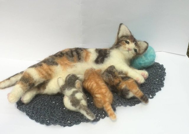 受注制作 授乳しているパステル三毛猫さん Iichi ハンドメイド クラフト作品 手仕事品の通販