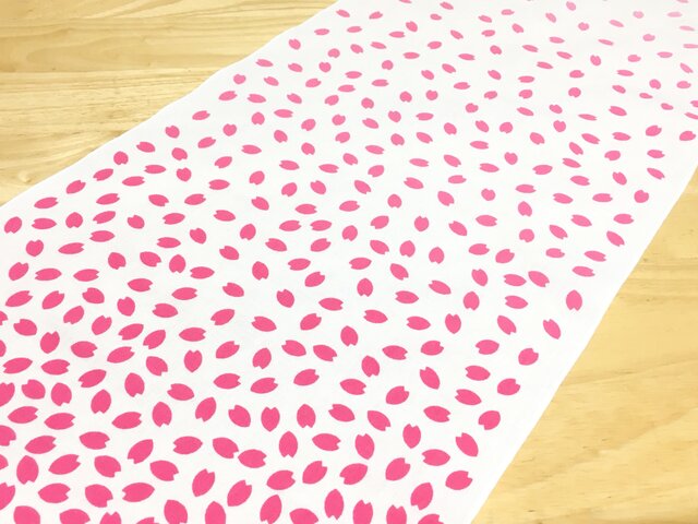 一片だけハートになっています!「桜」手ぬぐいの画像1枚目