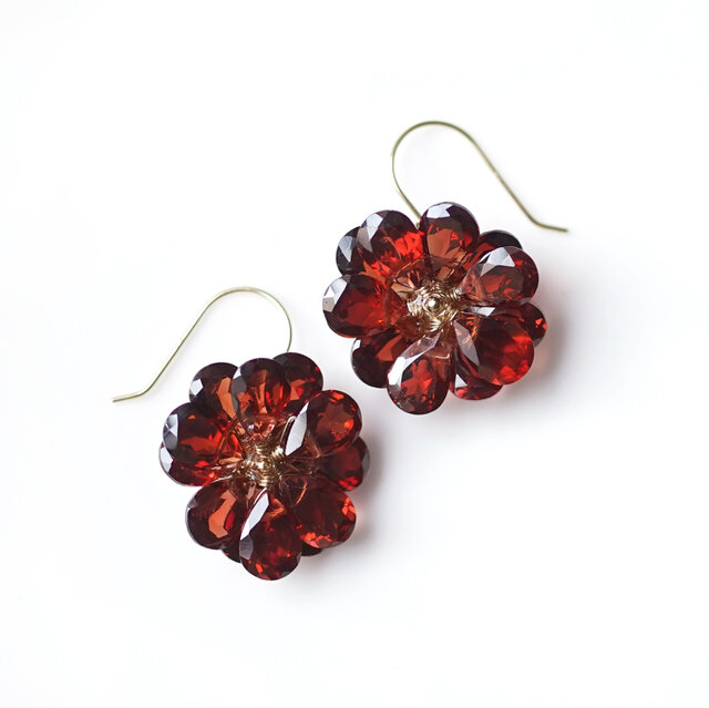 14KGFガーネットの花びらによるダリアのピアス ～Dahlia | iichi
