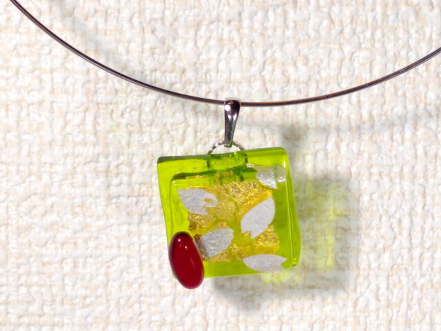 ガラス細工のネックレス ー 桜餅 ー | iichi 日々の暮らしを心地よく ...