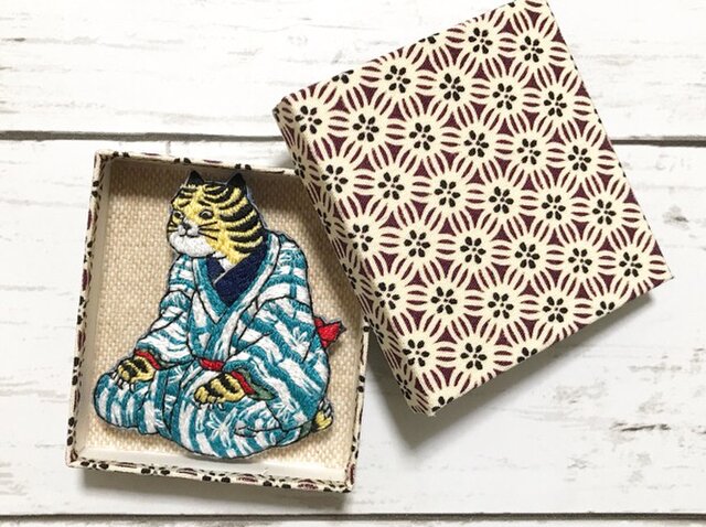 美術品 浮世絵 刺繍 花 手刺繍浮世絵ブローチ＊歌川国芳「道化拳合」の虎 | iichi 日々