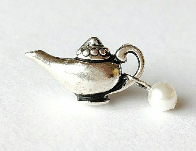 アラジンの魔法のランプ 願いのピンブローチ 】シルバー