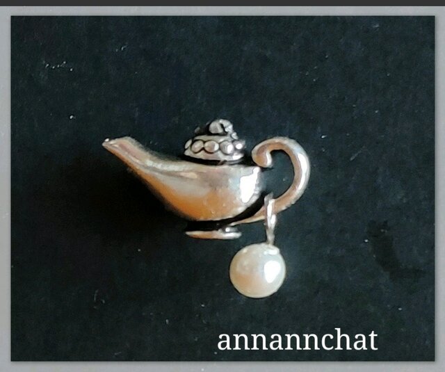 アラジンの魔法のランプ 願いのピンブローチ 】シルバー