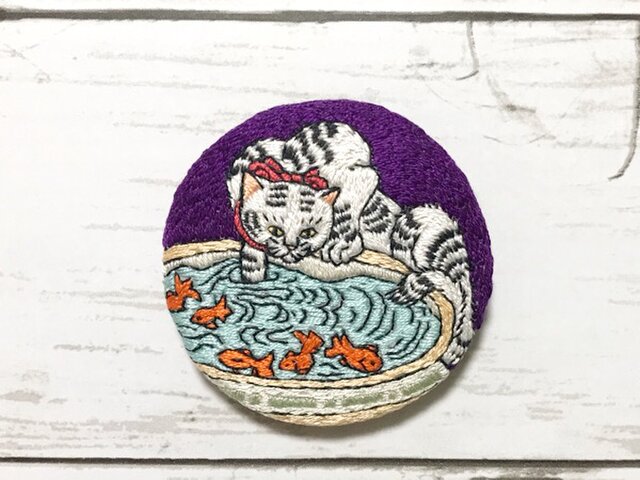 手刺繍浮世絵ブローチ 磯田湖龍齋 金魚を狙う猫 より Iichi ハンドメイド クラフト作品 手仕事品の通販