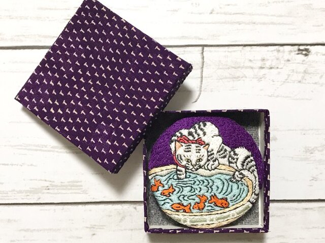 手刺繍浮世絵ブローチ 磯田湖龍齋 金魚を狙う猫 より Iichi ハンドメイド クラフト作品 手仕事品の通販