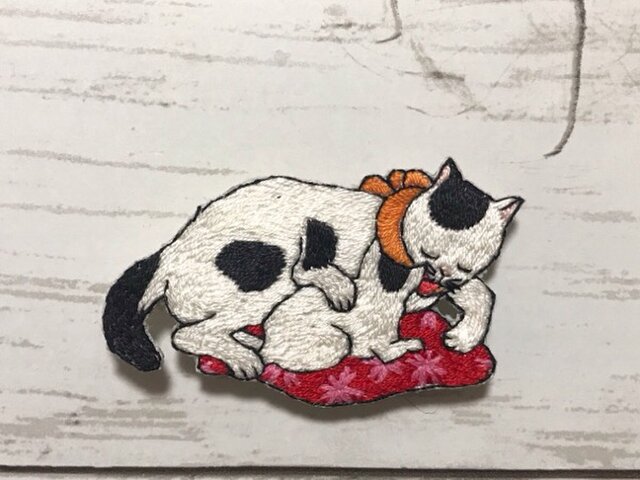 手刺繍浮世絵ブローチ*歌川国利「ねこ尽」の親子猫の画像1枚目