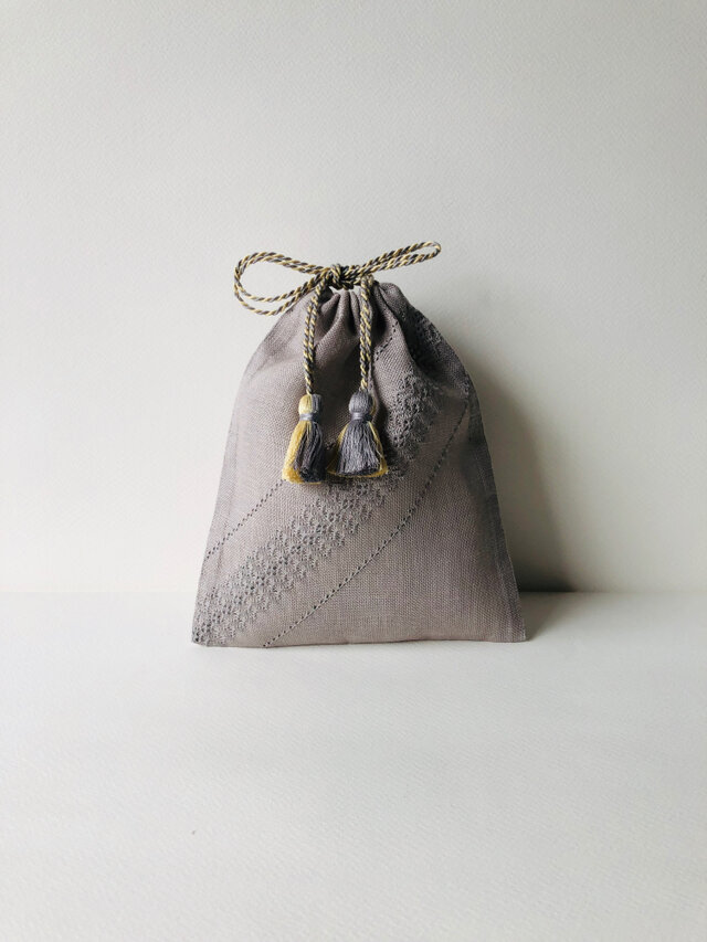 アジュール刺繍の巾着ポーチ - グレー＆イエロー