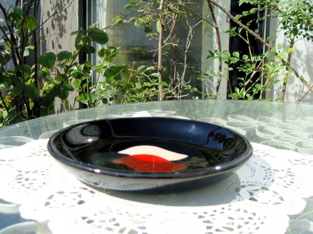 ガラスの丸皿・トリ | iichi 日々の暮らしを心地よくするハンドメイド