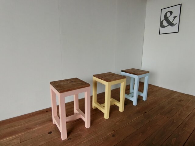 パステル色のスツールの画像1枚目
