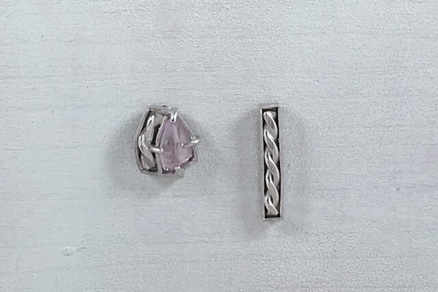 ステッチのアシンメトリーピアス(クンツァイト)の画像1枚目