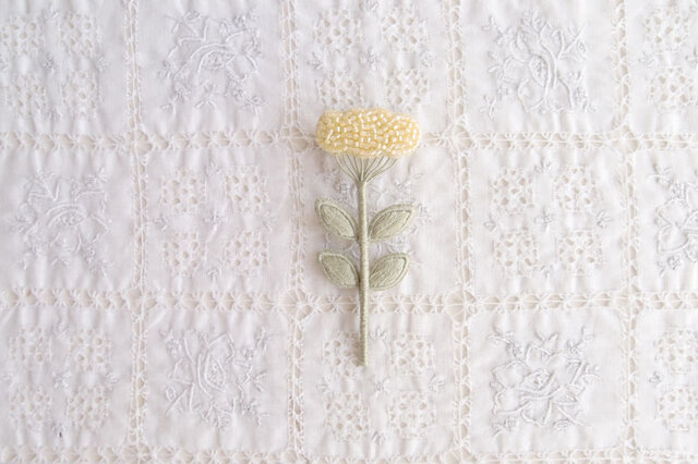 くものようなお花のブローチ きいろの画像1枚目