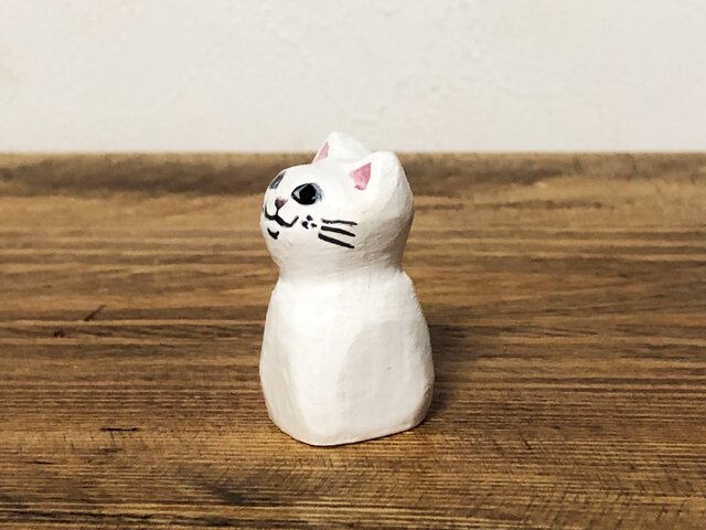 八4698【中古品】木彫りの招き猫　外形寸法幅17㎝  奥行き15㎝ 高さ30㎝ 八4698【中古品】木彫りの招き猫 外形寸法幅17㎝ 奥行き15㎝ 高
